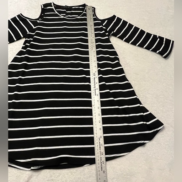EZRA Women’s Black & White Ribbed Stripped Cold Shoulder Tunic Top Size M - Picture 5 of 11